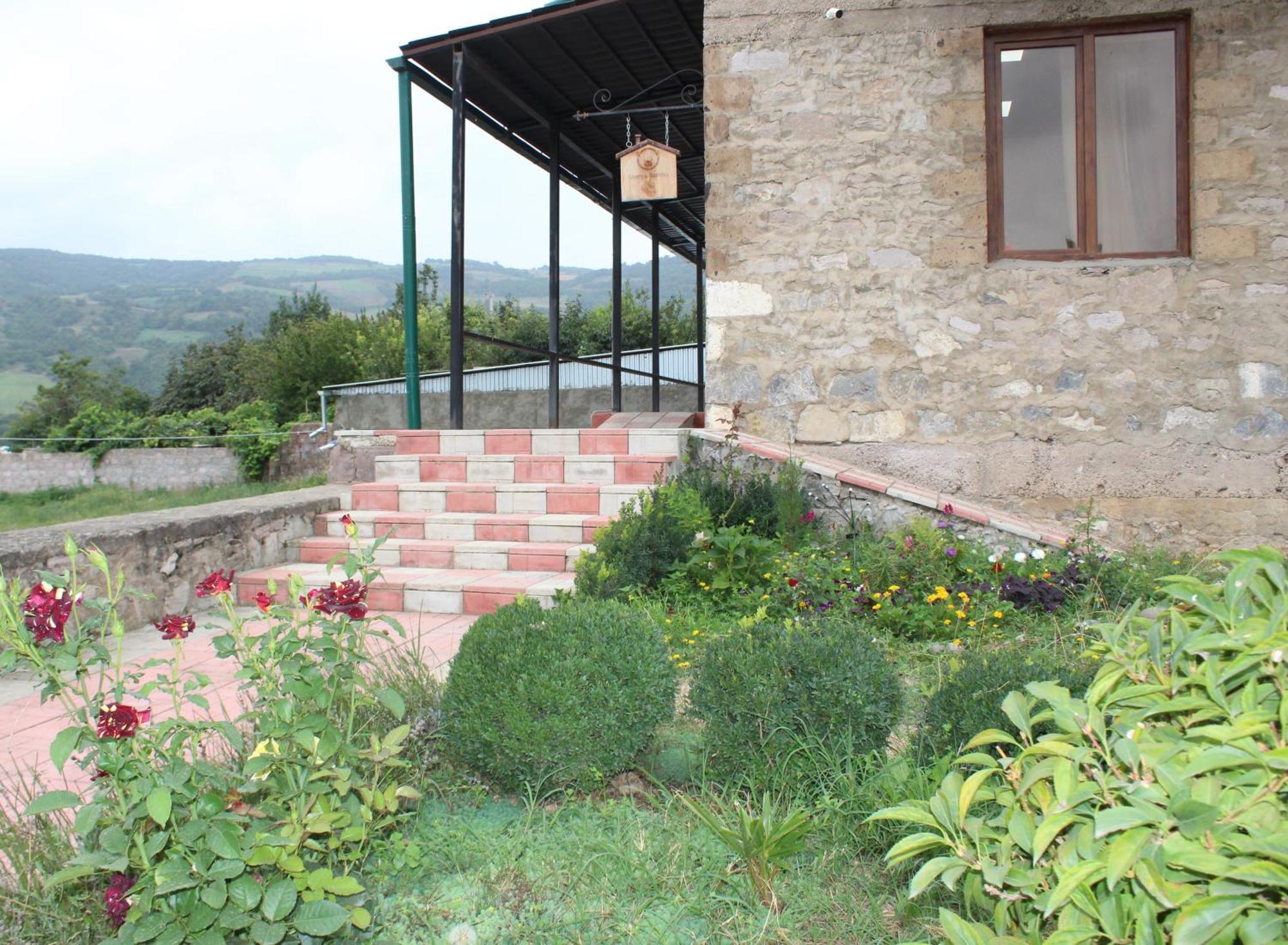 Bears And Berries Hotel Berd Екстериор снимка