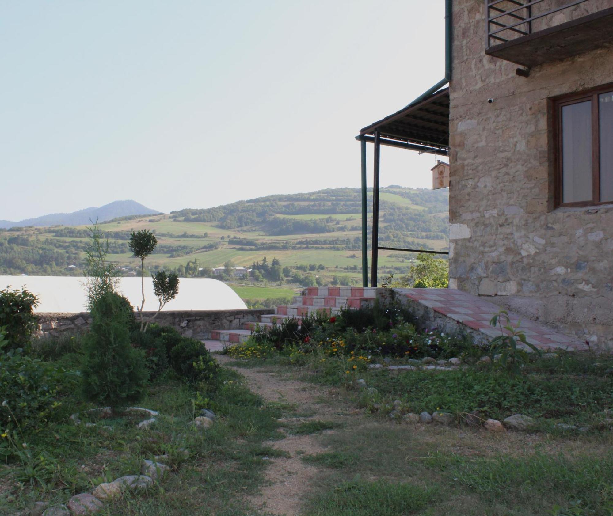 Bears And Berries Hotel Berd Екстериор снимка